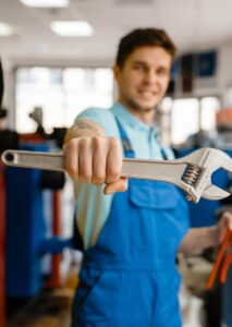 plumber-shows-pipe-wrenches-in-plumbering-store-TTCTX97.jpg